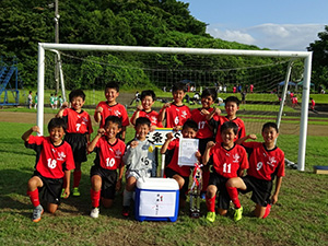三条サッカースポーツ少年団は第13回見附FCカップ5年生大会で優勝しました。